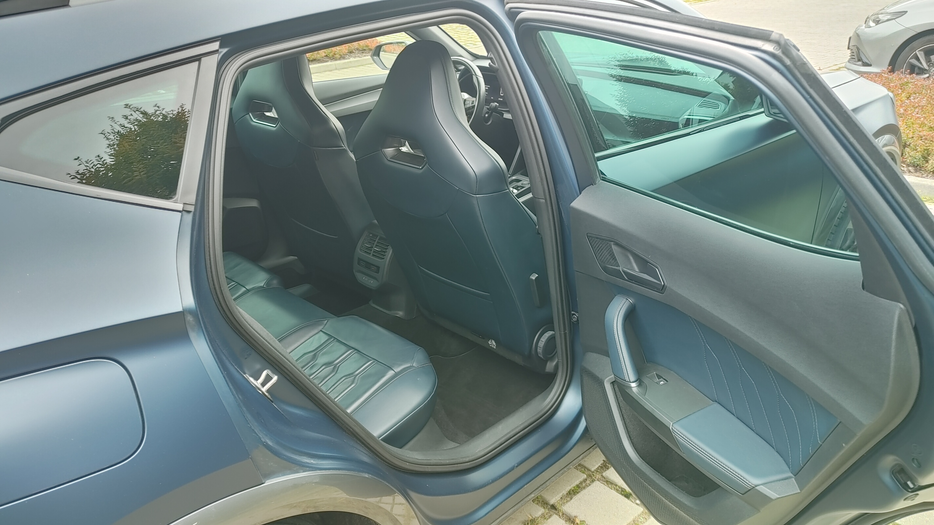 Zdjęcie wnętrza od pasażera, tył