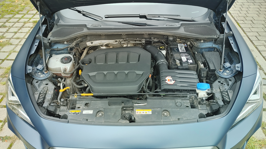 Zdjęcie wnętrza komory silnika