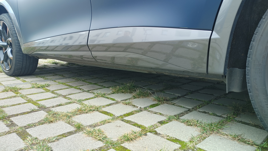 Zdjęcie progu przedniego prawego od dołu po przekątnej