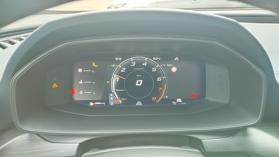 Zdjęcie zegarów i kontrolek po uruchomieniu silnika