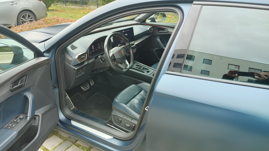 Zdjęcie wnętrza od kierowcy, przód