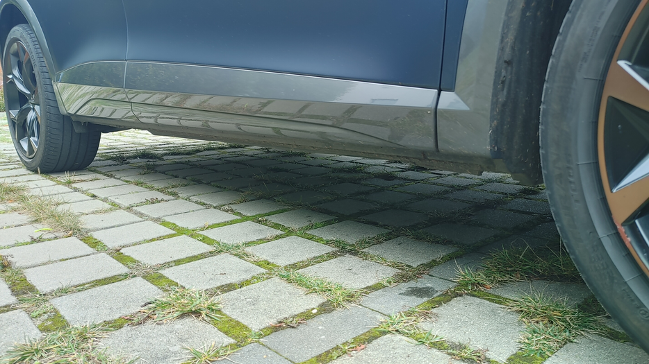 Zdjęcie progu przedniego lewego od dołu po przekątnej