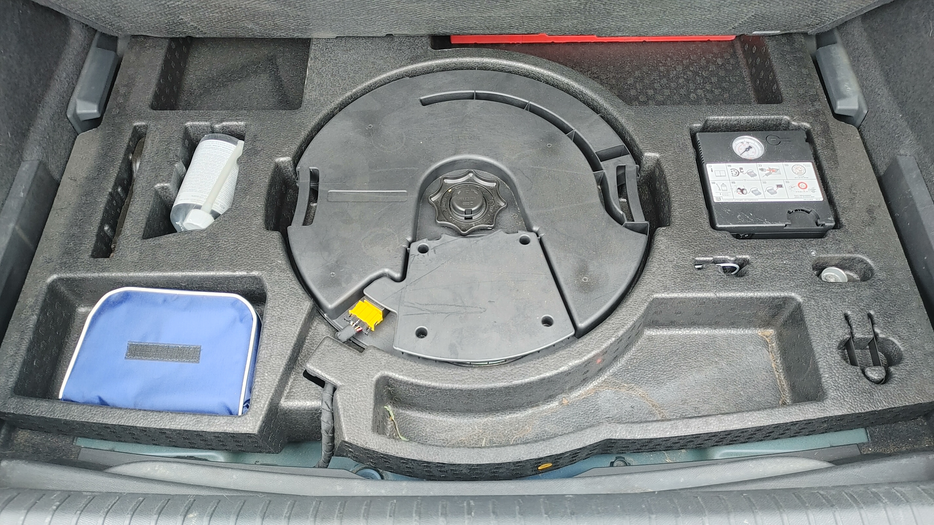 Zdjęcie przestrzeni pod wykładziną bagażnika