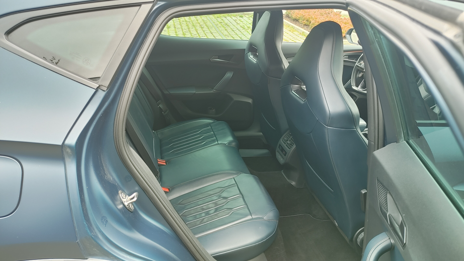 Zdjęcie kanapy tylnej z prawej strony