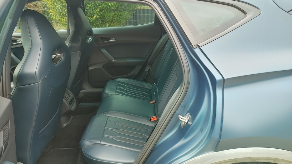 Zdjęcie kanapy tylnej z lewej strony