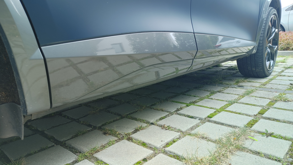 Zdjęcie progu tylnego prawego od dołu po przekątnej