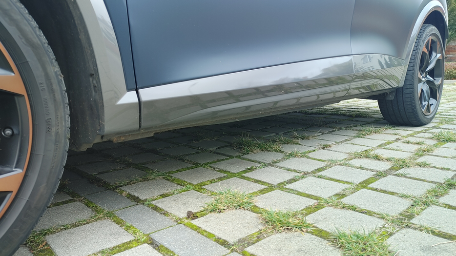 Zdjęcie progu tylnego lewego od dołu po przekątnej