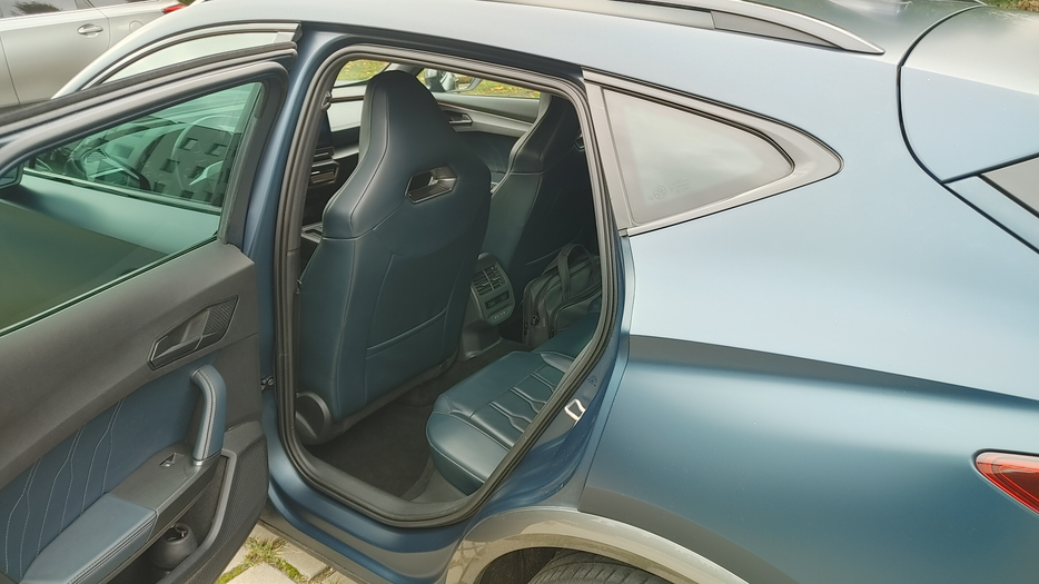 Zdjęcie wnętrza od kierowcy, tył