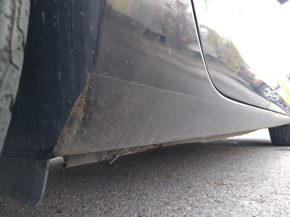 Zdjęcie progu tylnego prawego od dołu po przekątnej