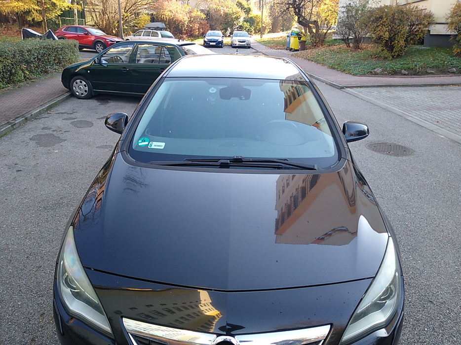 Zdjęcie pokrywy komory silnika