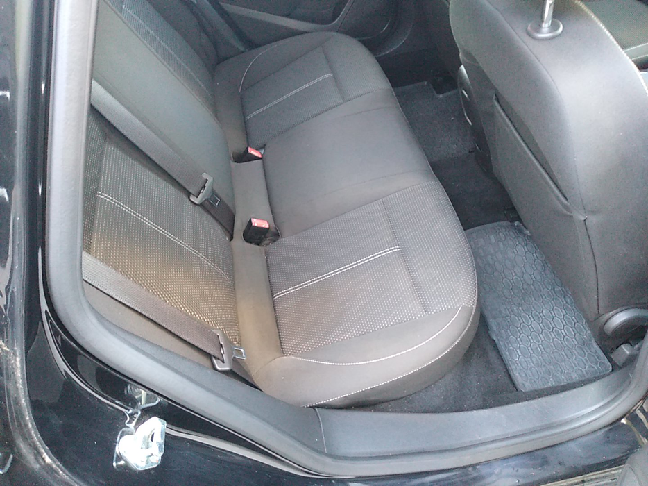 Zdjęcie kanapy tylnej z prawej strony