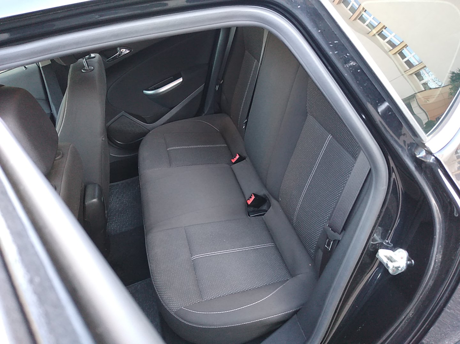 Zdjęcie kanapy tylnej z lewej strony