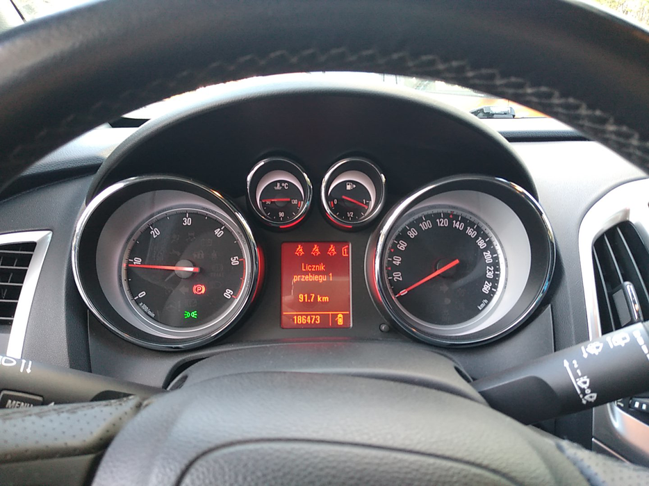 Zdjęcie zegarów i kontrolek po uruchomieniu silnika