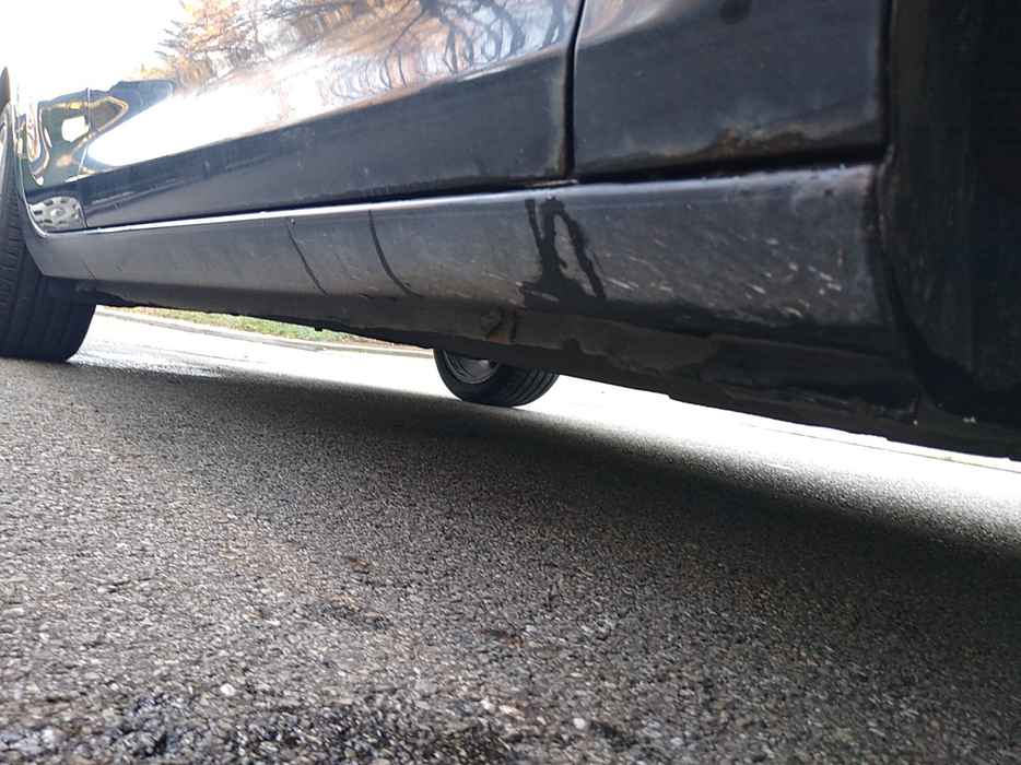 Zdjęcie progu przedniego prawego od dołu po przekątnej