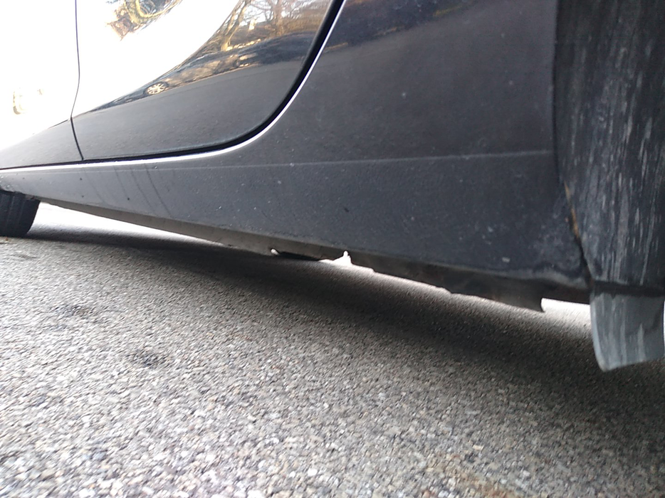 Zdjęcie progu tylnego lewego od dołu po przekątnej