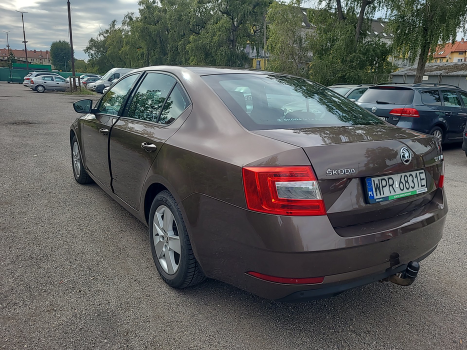 Zdjęcie po ukosie, lewy tył