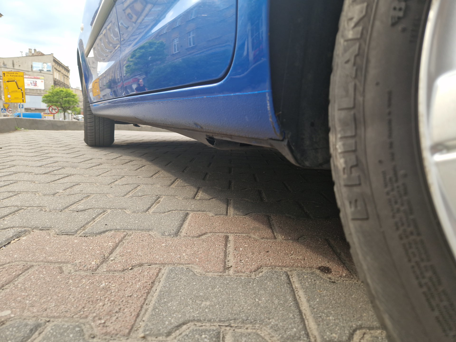 Zdjęcie progu tylnego lewego od dołu po przekątnej