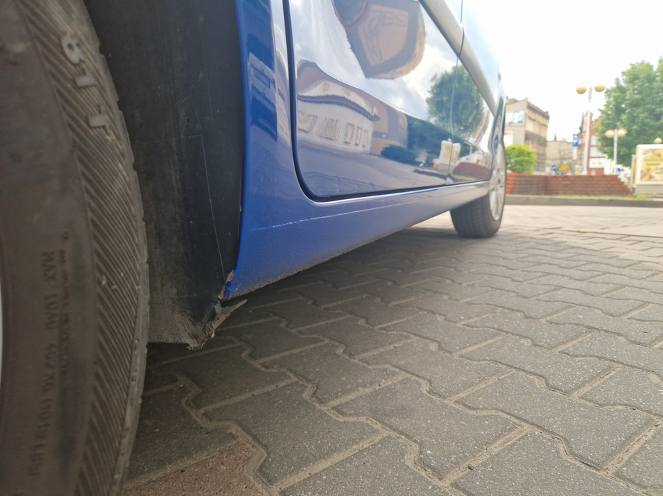 Zdjęcie progu tylnego prawego od dołu po przekątnej