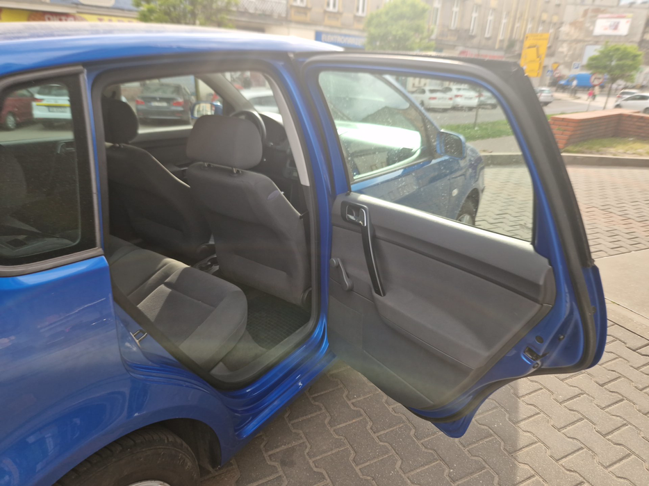 Zdjęcie wnętrza od pasażera, tył
