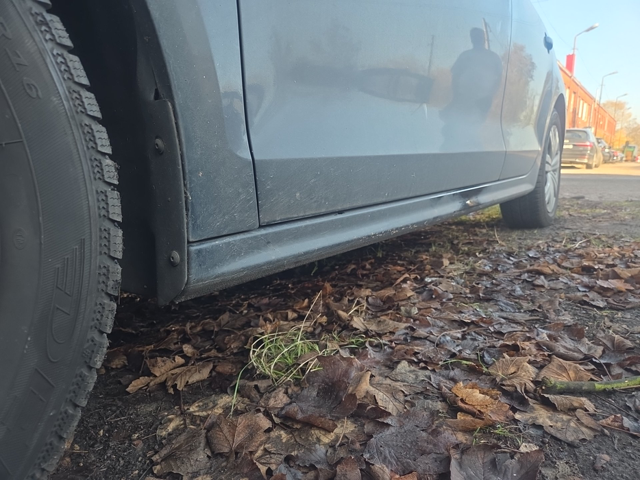 Zdjęcie progu przedniego lewego od dołu po przekątnej