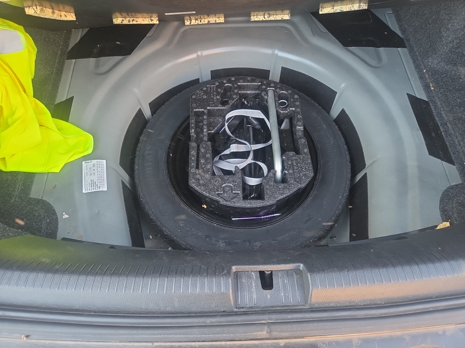 Zdjęcie przestrzeni pod wykładziną bagażnika