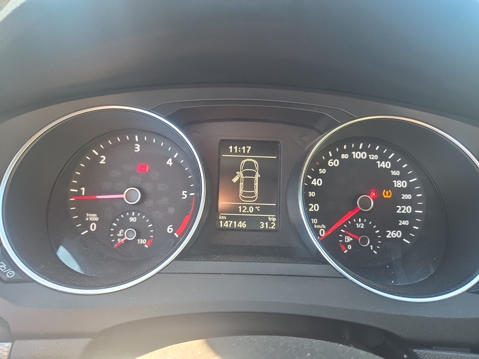 Zdjęcie zegarów i kontrolek po uruchomieniu silnika