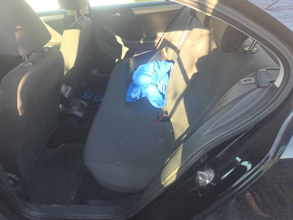 Zdjęcie kanapy tylnej z lewej strony