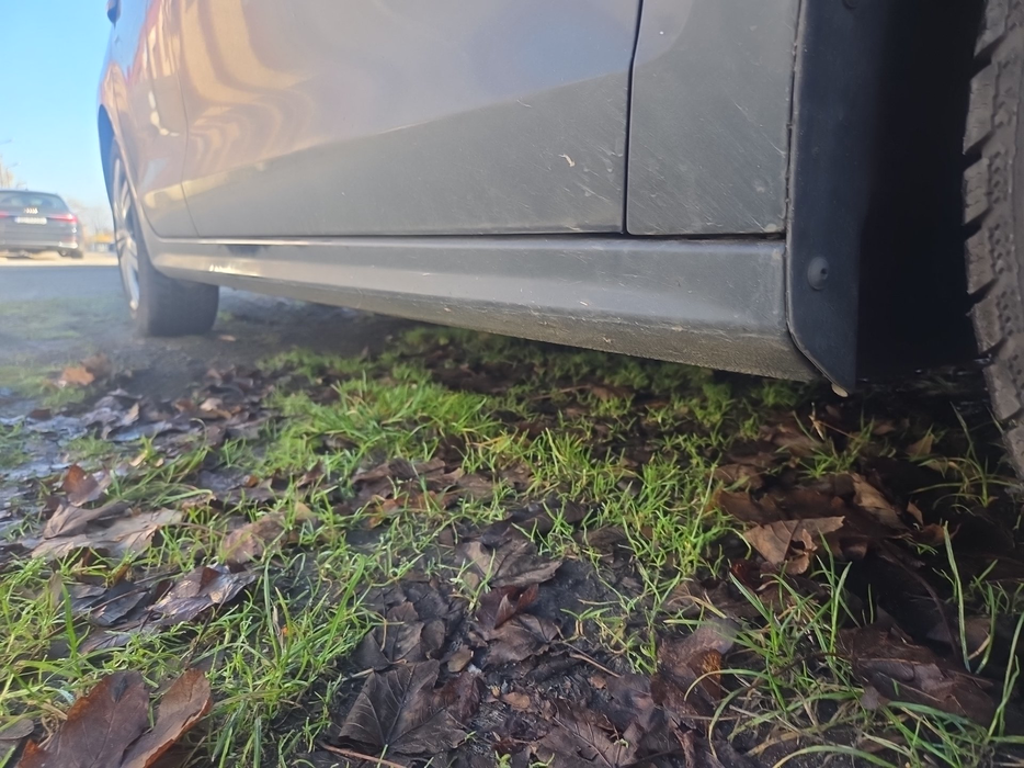 Zdjęcie progu przedniego prawego od dołu po przekątnej