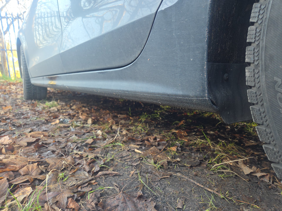 Zdjęcie progu tylnego lewego od dołu po przekątnej