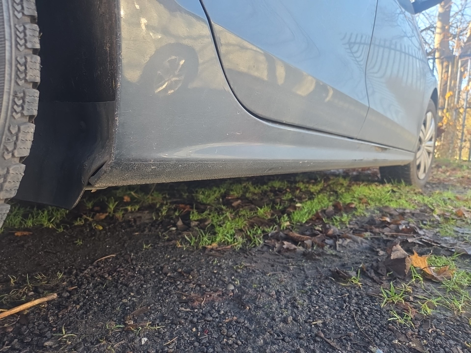 Zdjęcie progu tylnego prawego od dołu po przekątnej