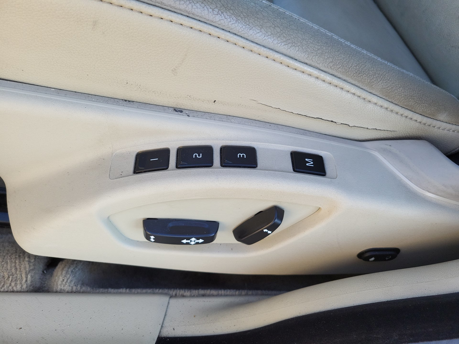Zdjęcie przycisków sterowania fotelem kierowcy