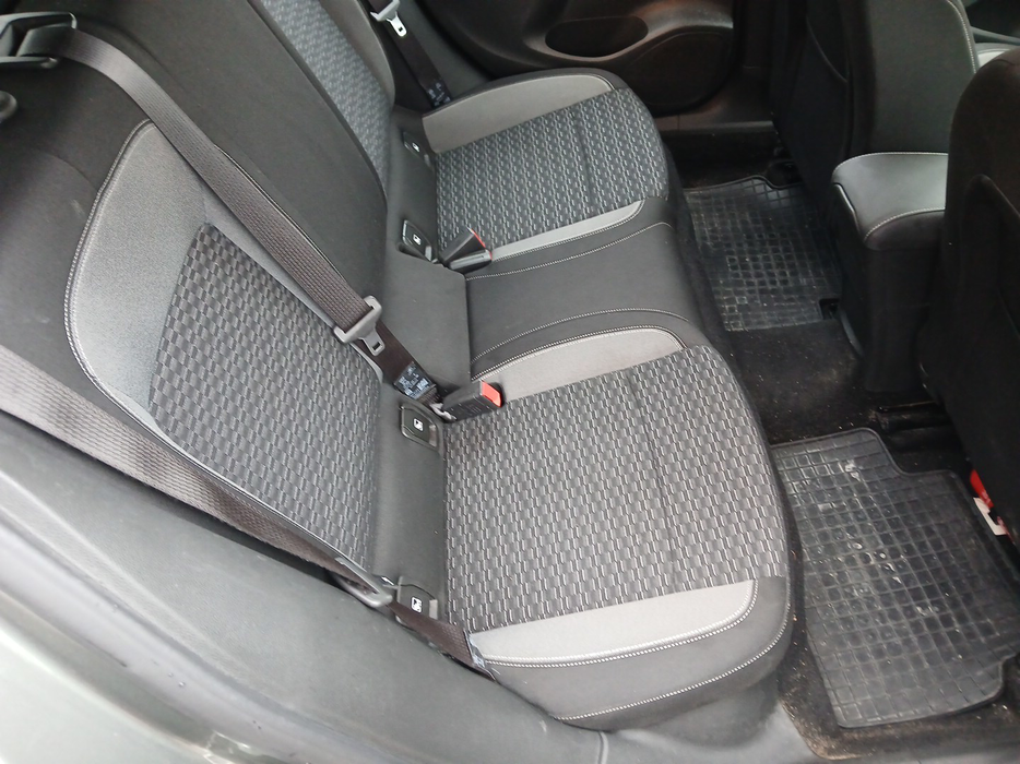 Zdjęcie kanapy tylnej z prawej strony