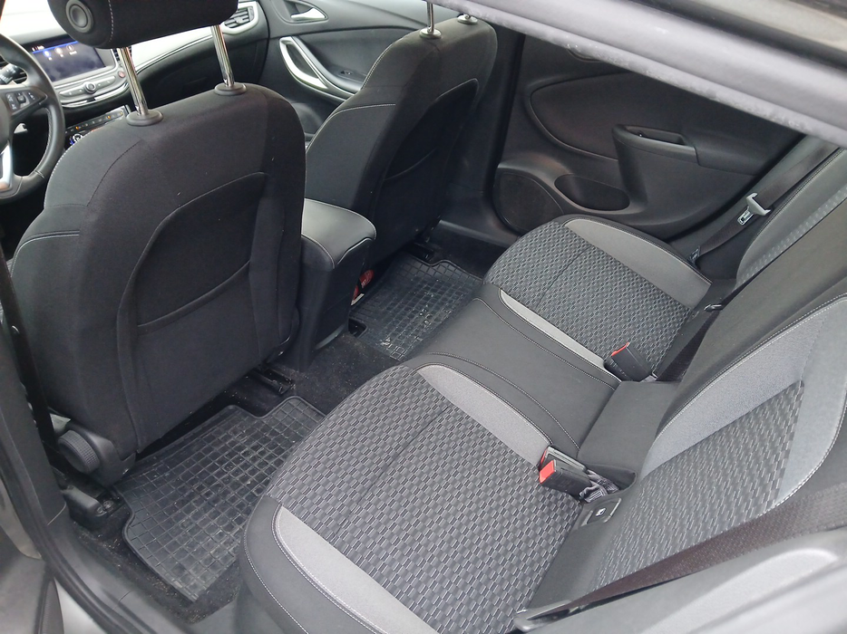 Zdjęcie wnętrza od kierowcy, tył