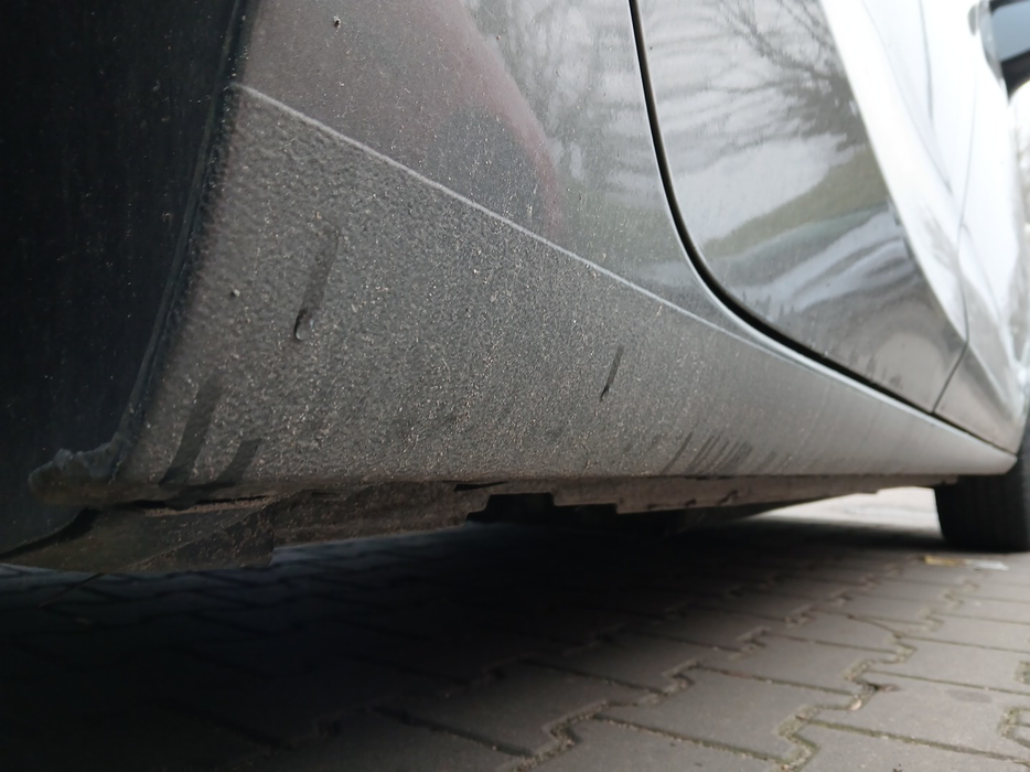 Zdjęcie progu tylnego prawego od dołu po przekątnej