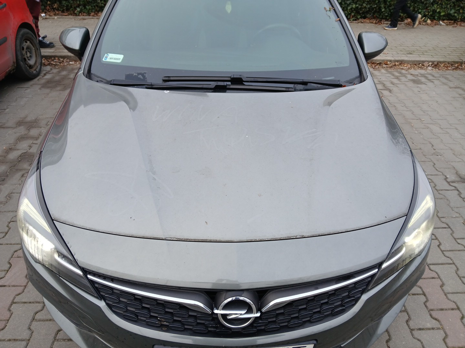 Zdjęcie pokrywy komory silnika