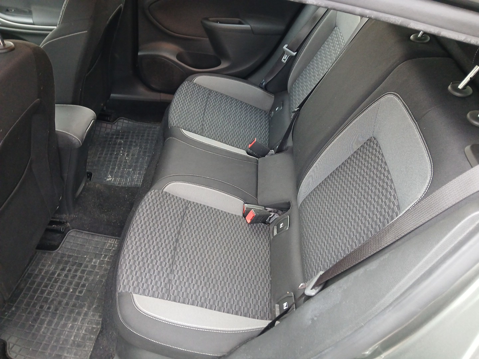 Zdjęcie kanapy tylnej z lewej strony