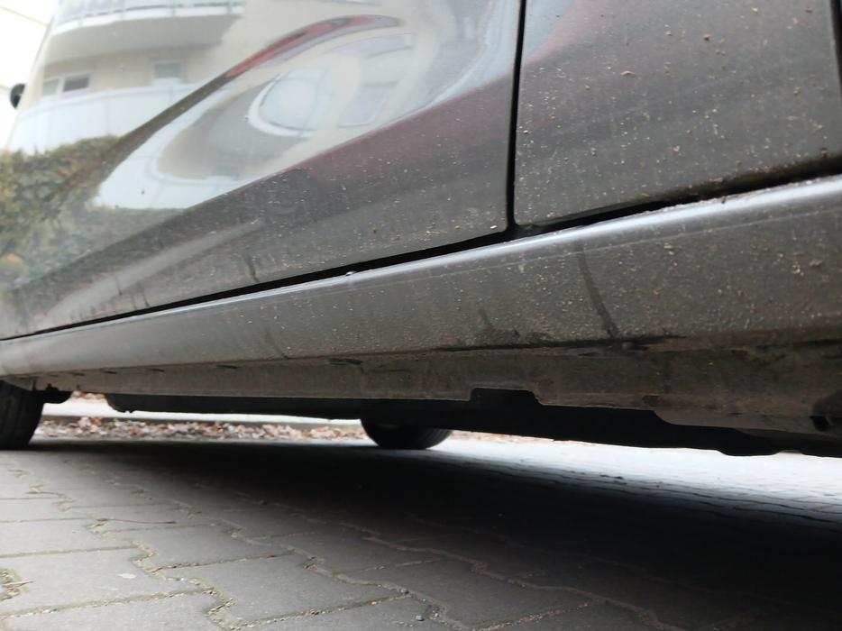 Zdjęcie progu przedniego prawego od dołu po przekątnej