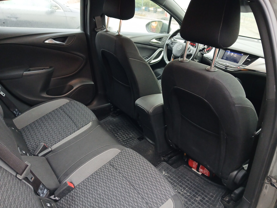 Zdjęcie wnętrza od pasażera, tył