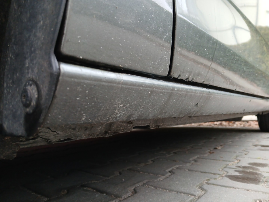 Zdjęcie progu przedniego lewego od dołu po przekątnej