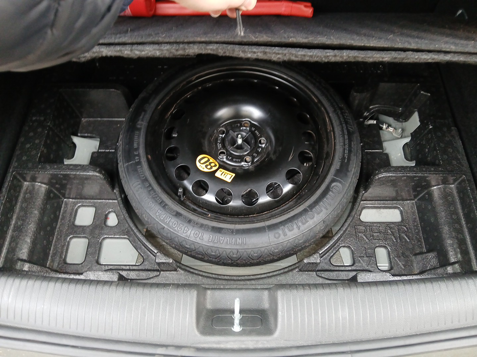 Zdjęcie przestrzeni pod wykładziną bagażnika