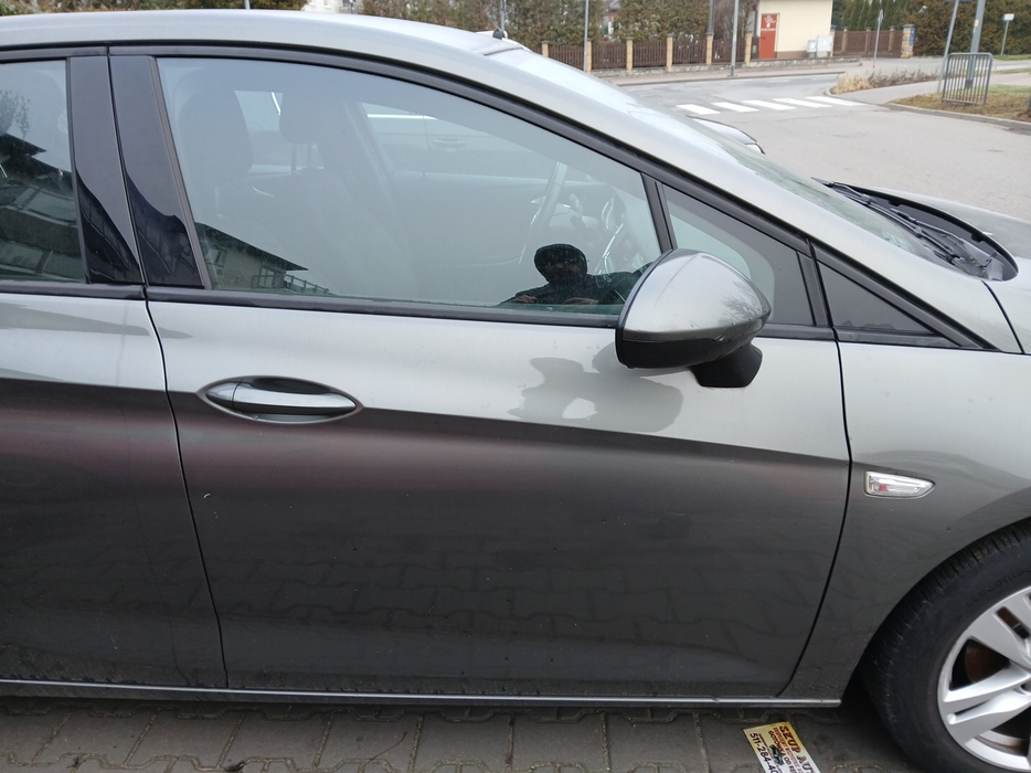 Zdjęcie drzwi przednich prawych wraz z szybą