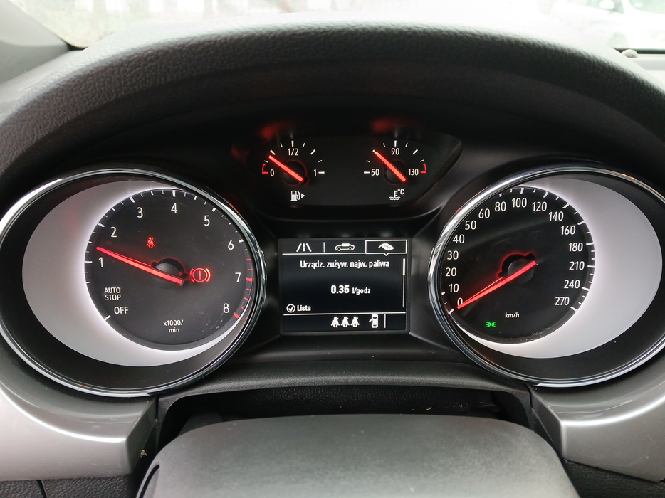 Zdjęcie zegarów i kontrolek po uruchomieniu silnika