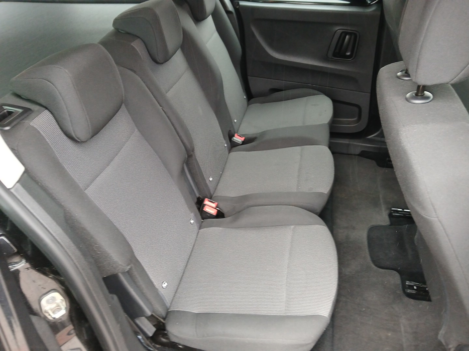 Zdjęcie kanapy tylnej z prawej strony