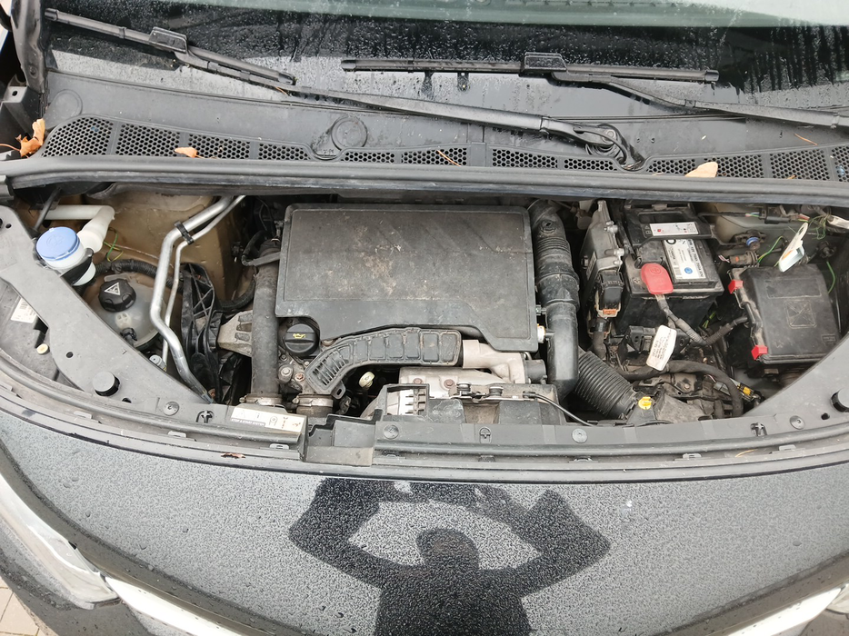 Zdjęcie wnętrza komory silnika