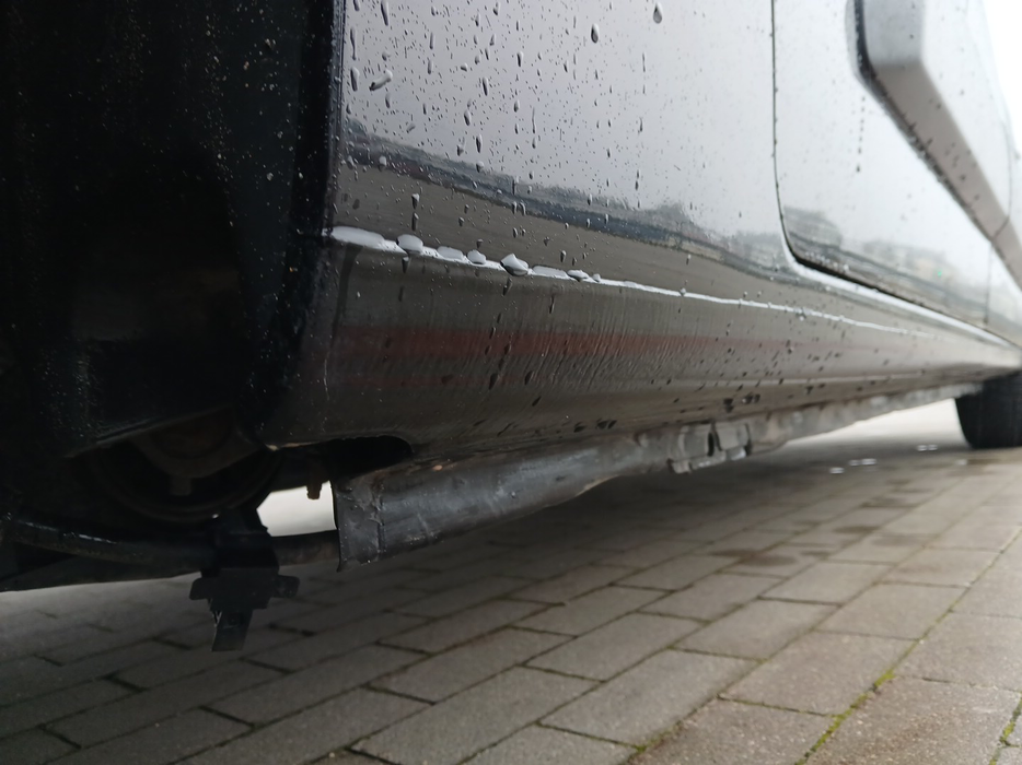 Zdjęcie progu tylnego prawego od dołu po przekątnej