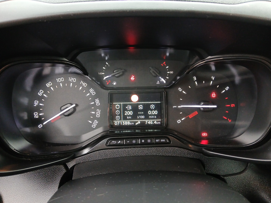 Zdjęcie zegarów i kontrolek po uruchomieniu silnika