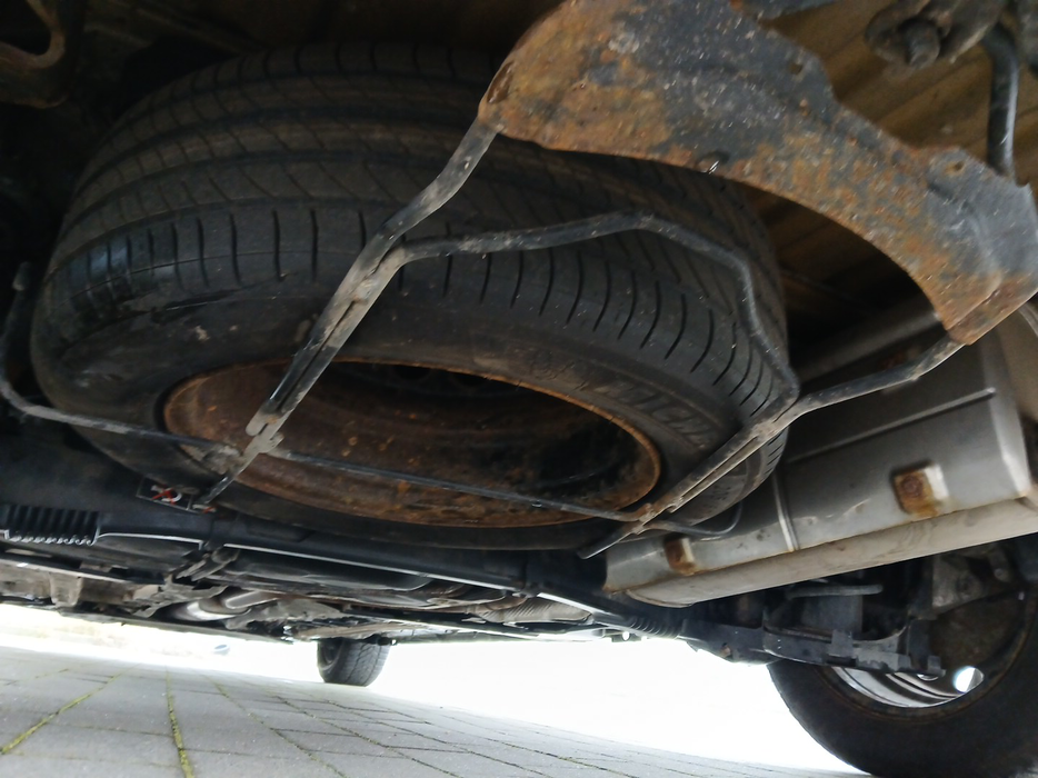 Zdjęcie przestrzeni pod wykładziną bagażnika