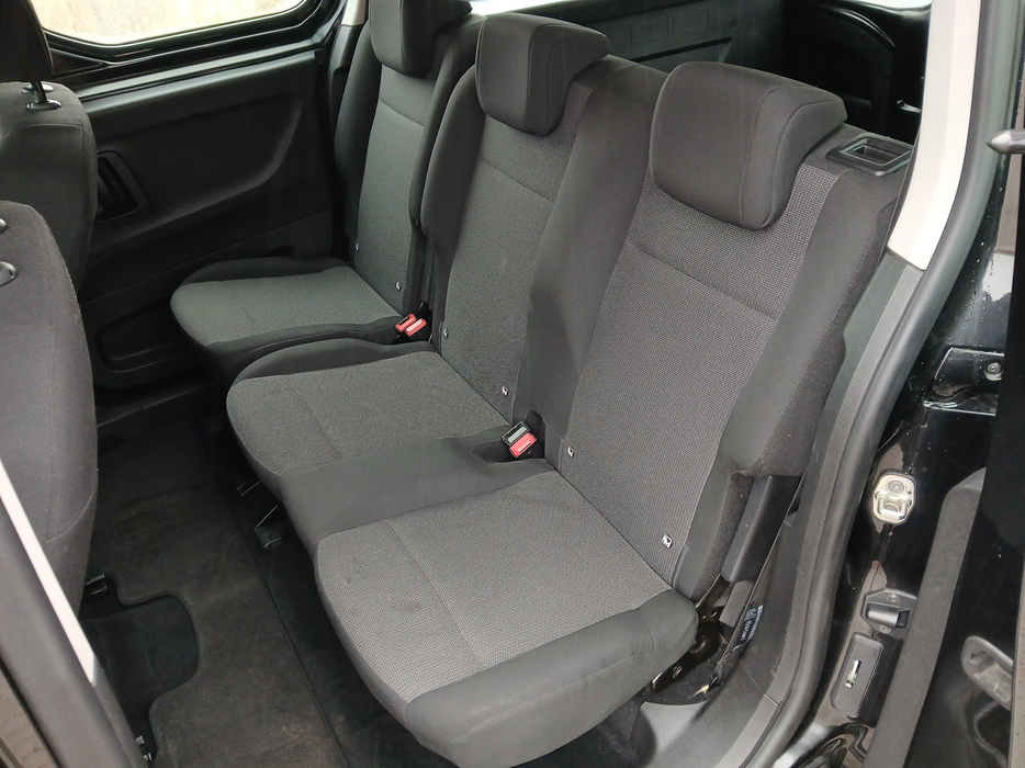 Zdjęcie kanapy tylnej z lewej strony