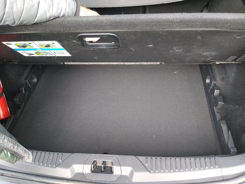 Zdjęcie przestrzeni pod wykładziną bagażnika