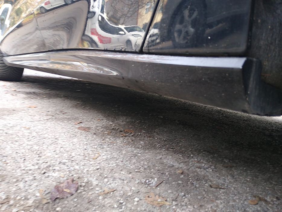 Zdjęcie progu tylnego lewego od dołu po przekątnej